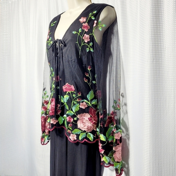 VENUS Rose Embroidered Tie Front Sheer Bell Sleeve Scallop Edge Blouse (XS) - Picture 8 of 10